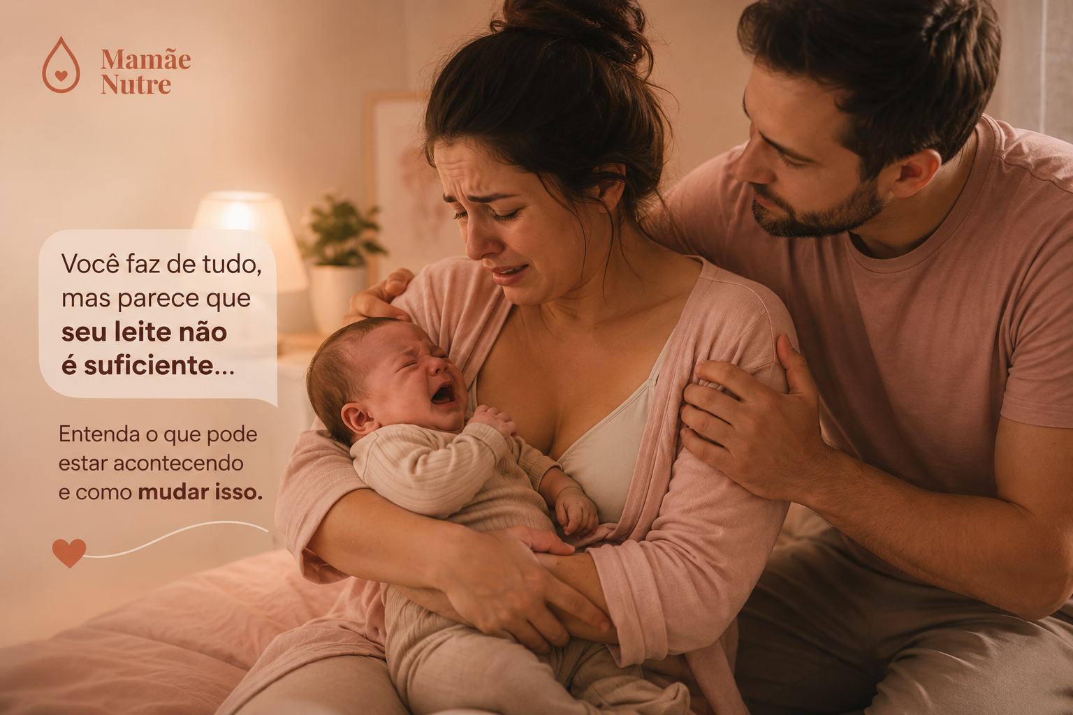 Mãe cansada acolhendo o bebê no escuro